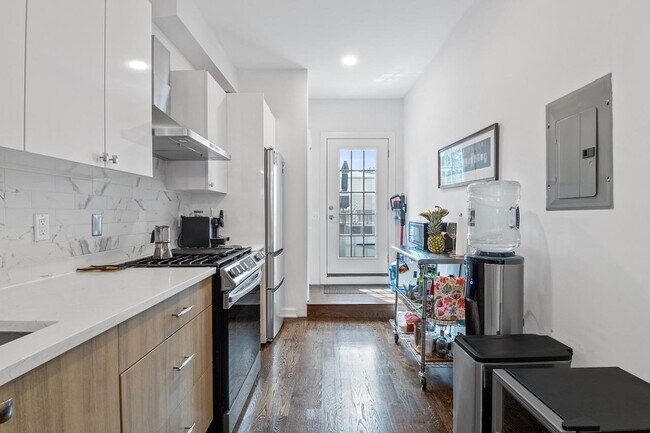 Building Photo - 419 7th St
