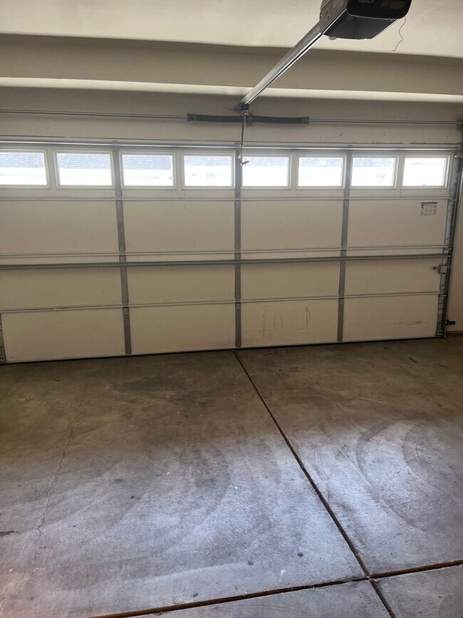 Building Photo - 3 bedroom 2.5 bath town home with large bo...
