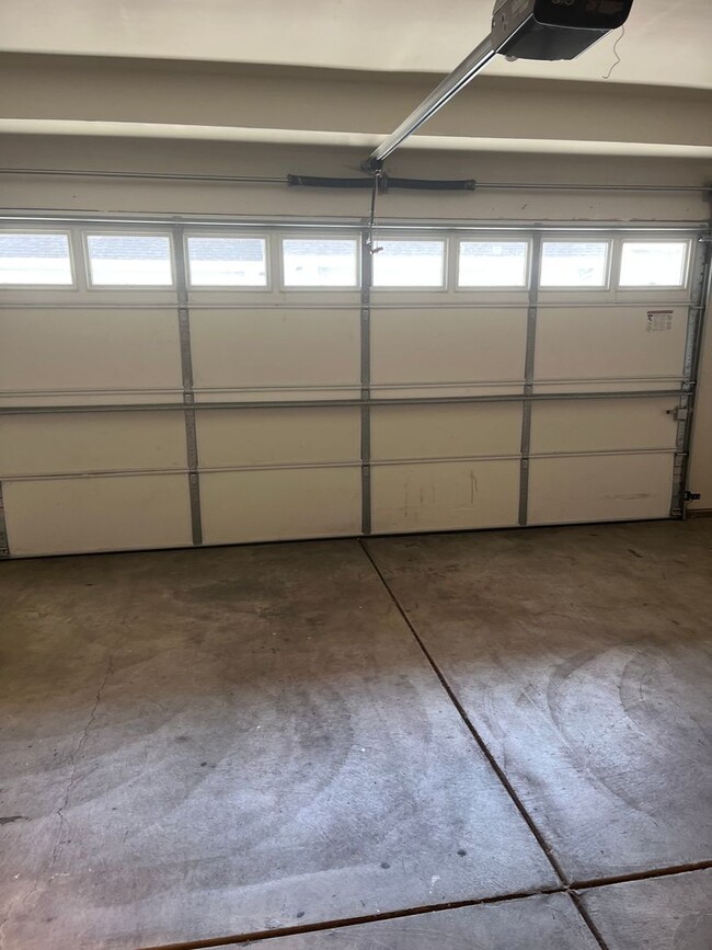 Building Photo - 3 bedroom 2.5 bath town home with large bonus living room and 2 car garage parking