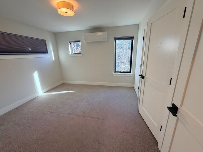 Building Photo - 3Bed/2.5 Bath Townhouse In Woodstock Neighborhood