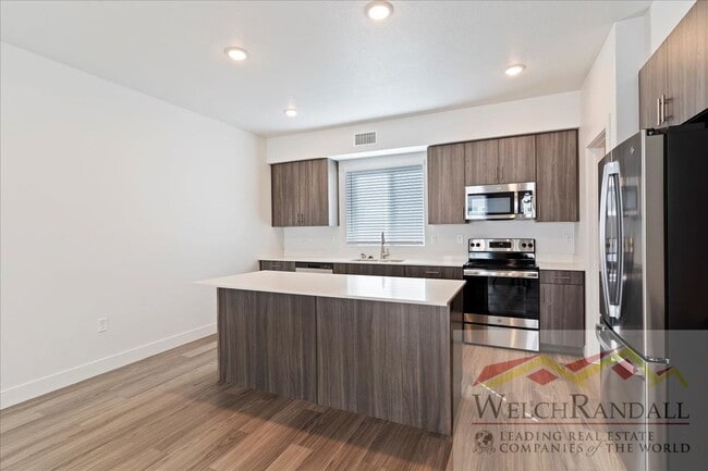 Building Photo - Beautiful 3 Bed 2.5 Bath Townhome in West ...