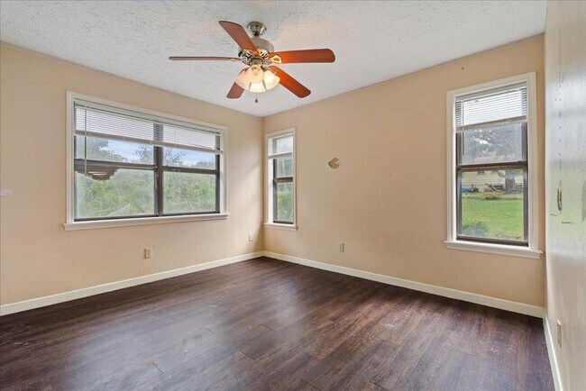 Building Photo - 908 N LBJ Dr