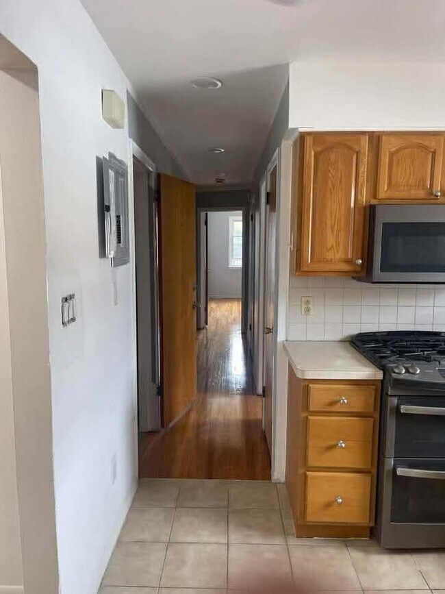 Building Photo - 22 E 18th St