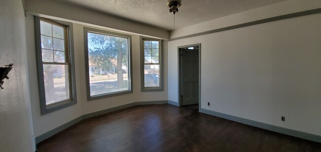 Building Photo - 406 E Elm St