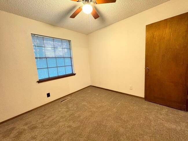 Building Photo - 3 bedroom 2 bathroom duplex In Broken Arrow!
