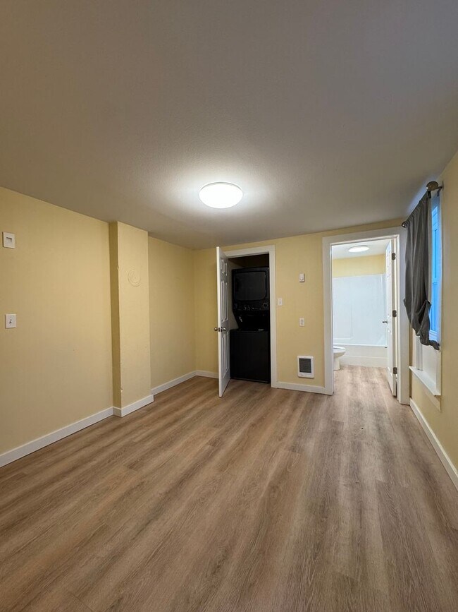 Building Photo - 707 E 7th Ave