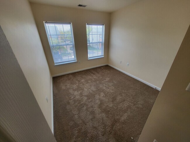 Building Photo - Beautiful modern 3bed/2.5ba townhouse!