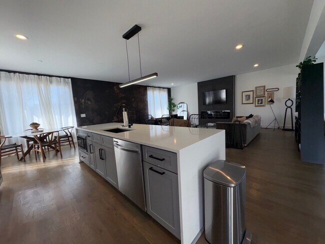Building Photo - Fully Furnished 5 Bed, 3.5 Bath Located In East Nashville's McFerrin Park Neighborhood! Lawn Care...