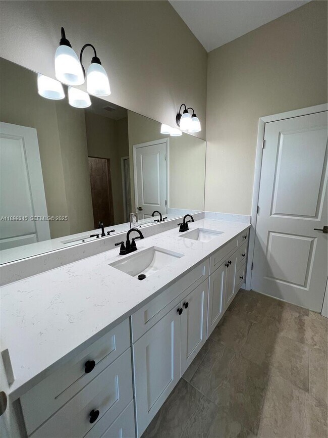 Building Photo - 1060 Capri Cir