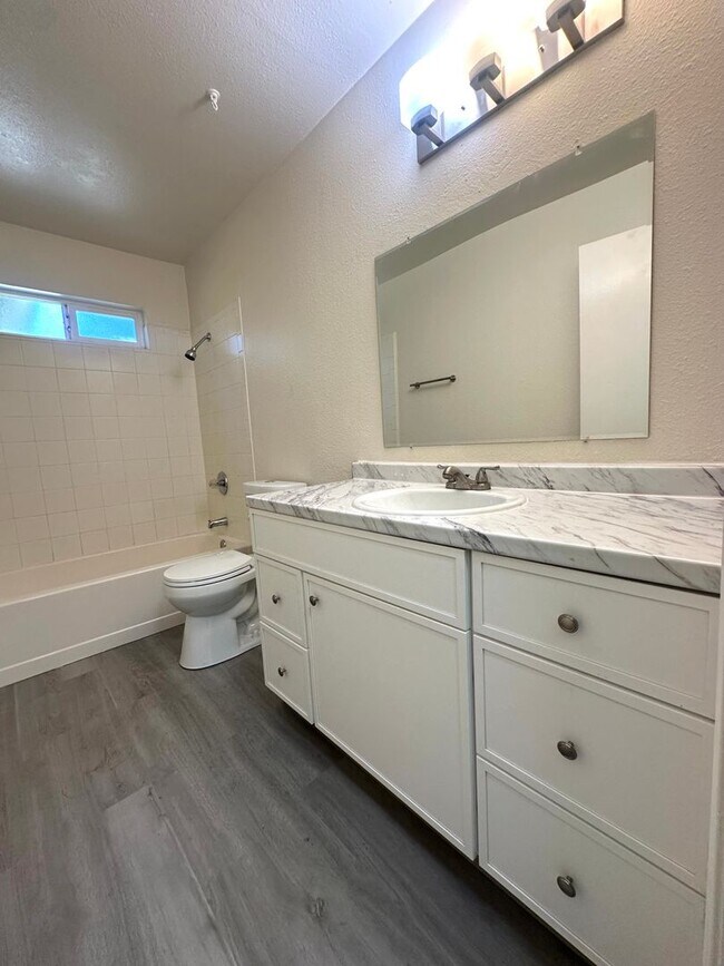 Building Photo - Beautifully Remodeled Home in the Heart of Manteca!