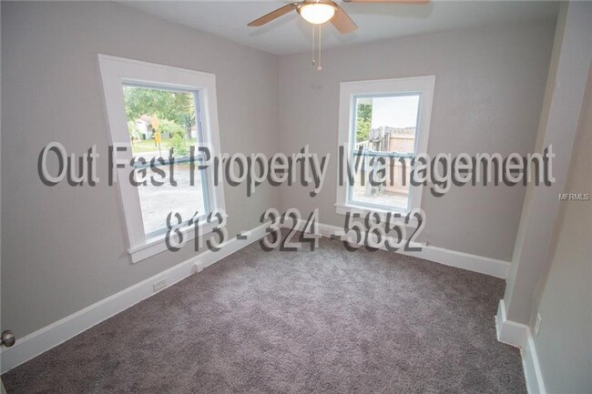 Building Photo - 226 SW Lincoln Cir N, St Petersburg Fl 33703