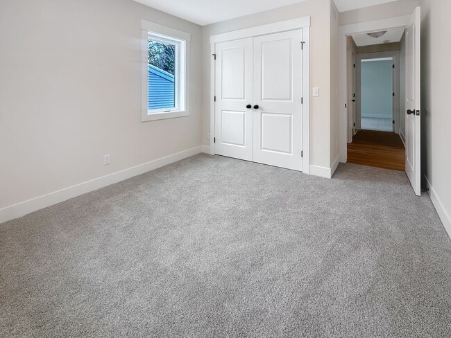 Building Photo - 860 Houseman Ave NE