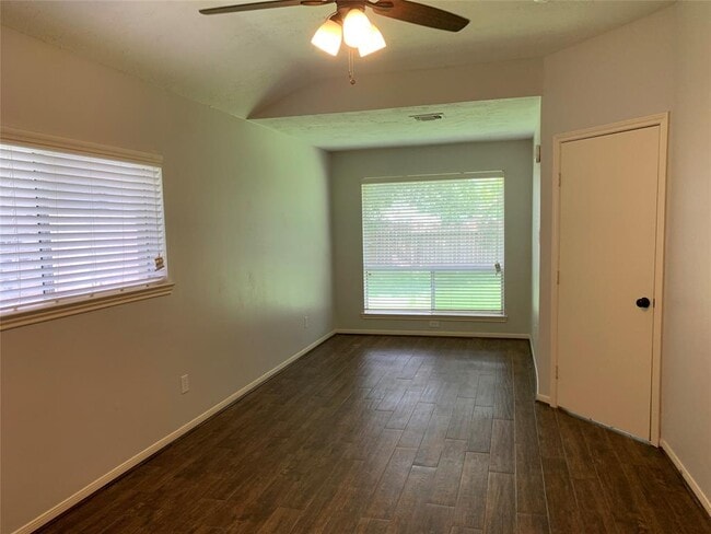 Building Photo - 1243 Park Knoll Ln