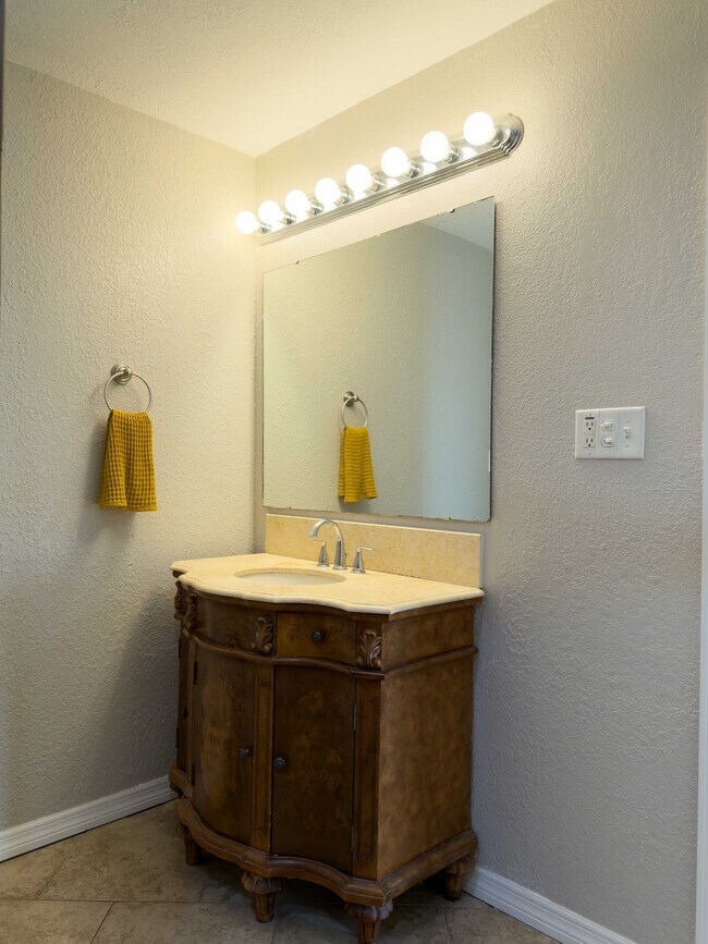 Building Photo - 650 S Park Ave