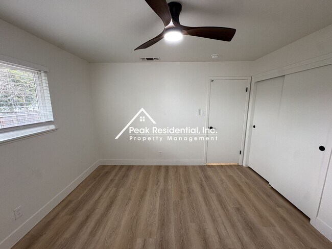 Building Photo - Updated 2bd/1ba Sacramento Duplex