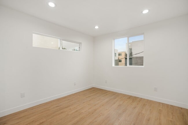 Building Photo - 4232 Rosewood Ave