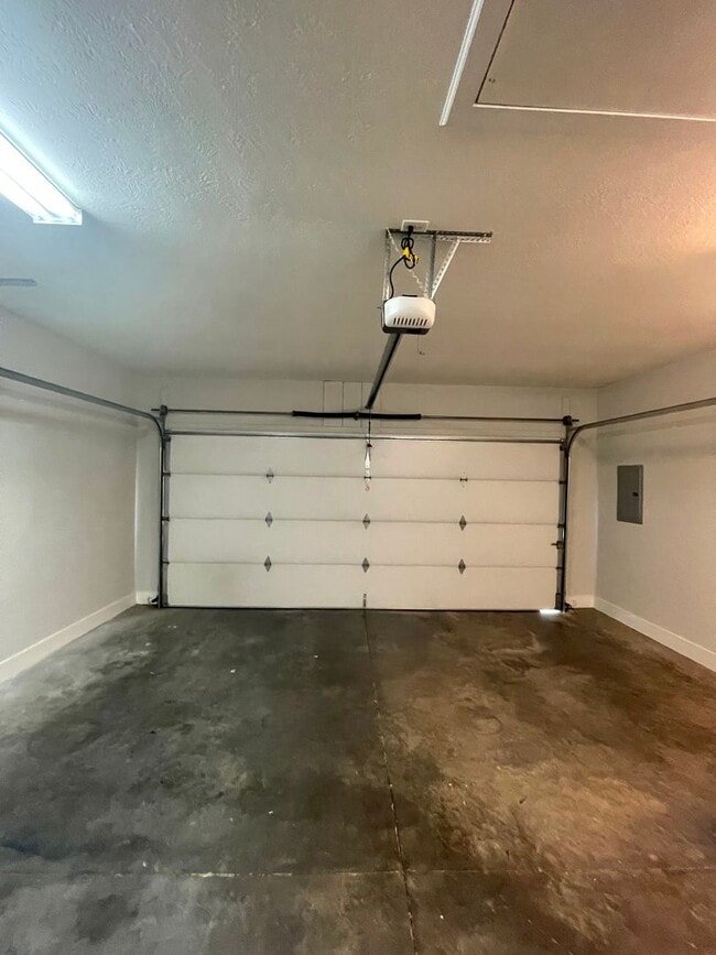 Building Photo - 2 bed, 2 bath, 2 car garage ranch style to...