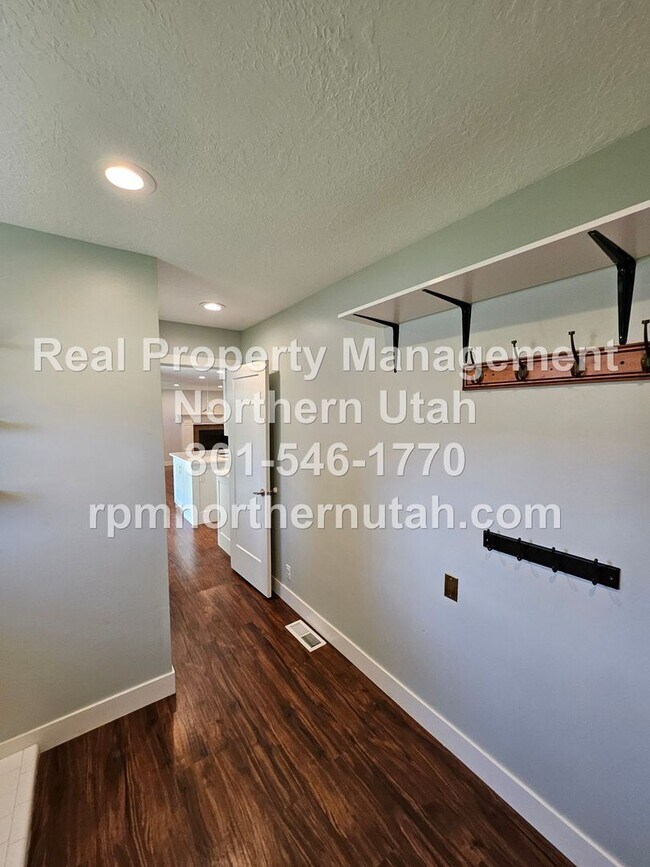 Building Photo - Stunning 5 Bedroom Home in Kaysville Now A...
