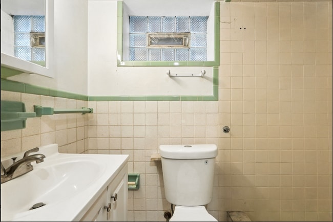 Building Photo - "Charming 3-Bed Retreat with Gleaming Hardwood Floors on Beacon Hill Avenue!"