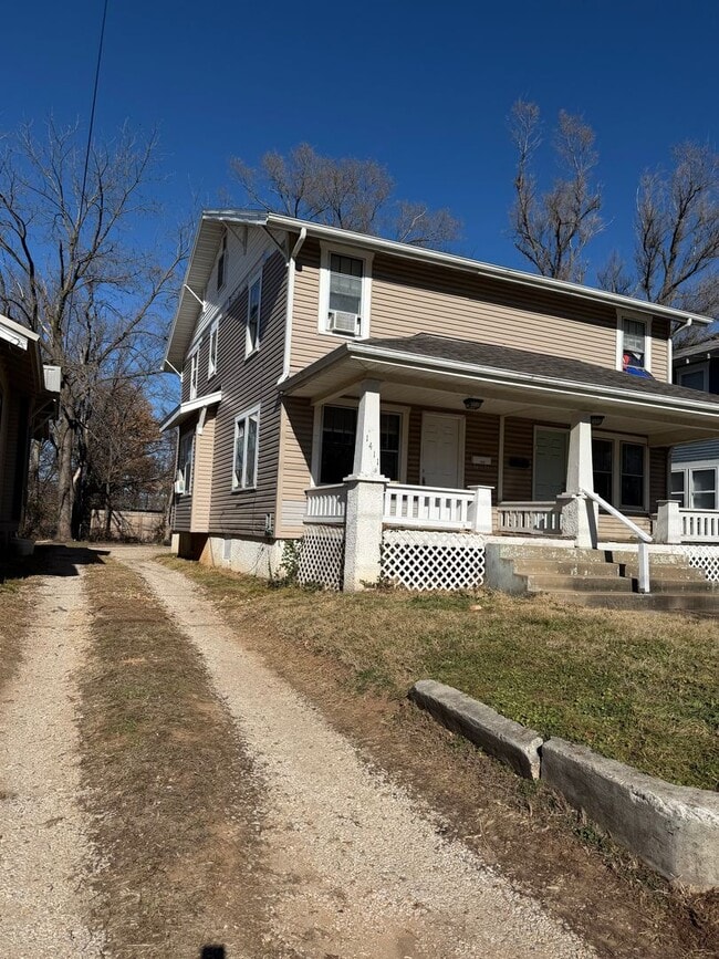 Building Photo - Spacious Duplex