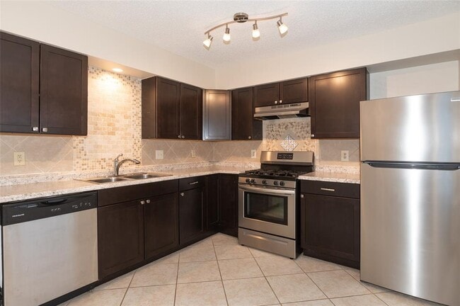 Building Photo - 1407 Click Cove