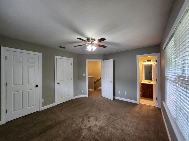 Building Photo - 3 bedroom townhome for rent right away, gated community, pool renting for $1450