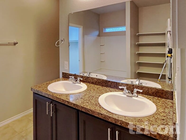 Building Photo - 601 Creekview Dr