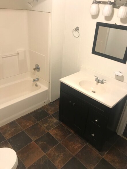 Building Photo - 704 N Chestnut St