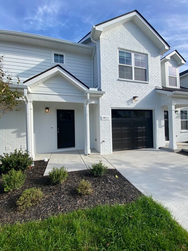 Primary Photo - 3 BD 3.5 BA 1 Car Garage Great Location Li...