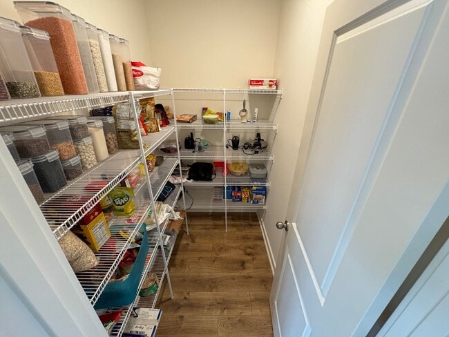 Building Photo - Stylish 3 Bed 2.5 Bath Interior Townhome I...