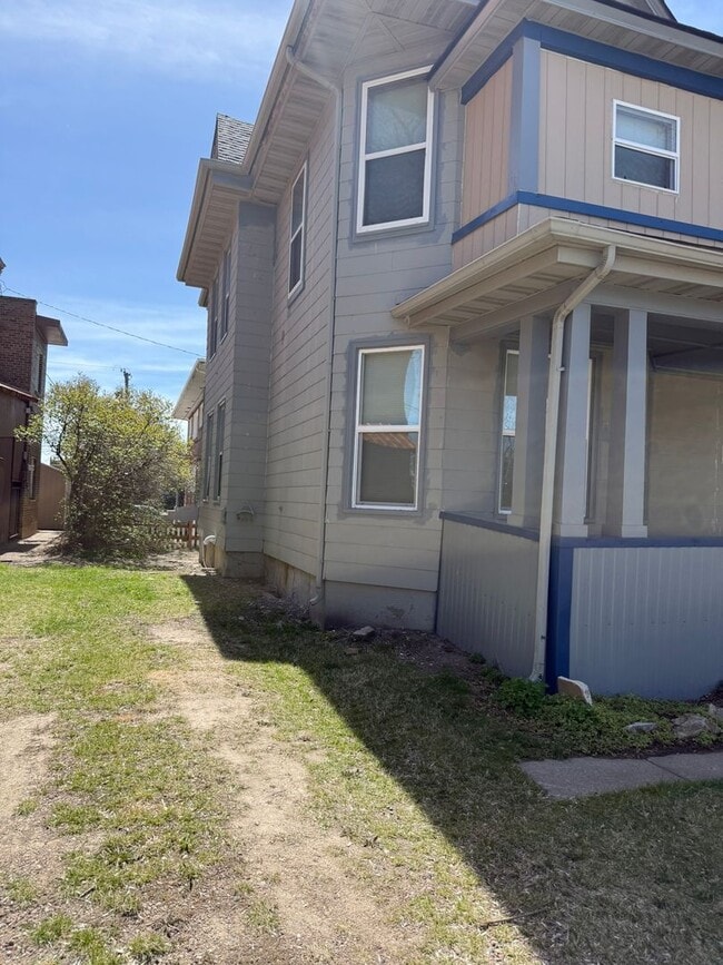Building Photo - 818 3rd Ave N