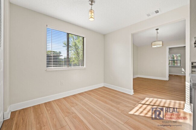 Building Photo - 6507 35th Ave W