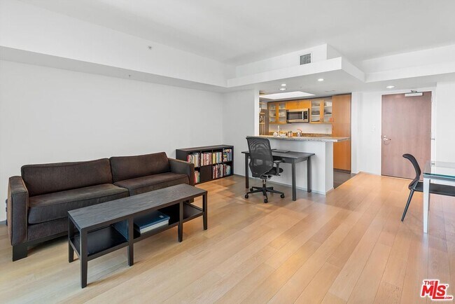 Building Photo - 13700 Marina Pointe Dr