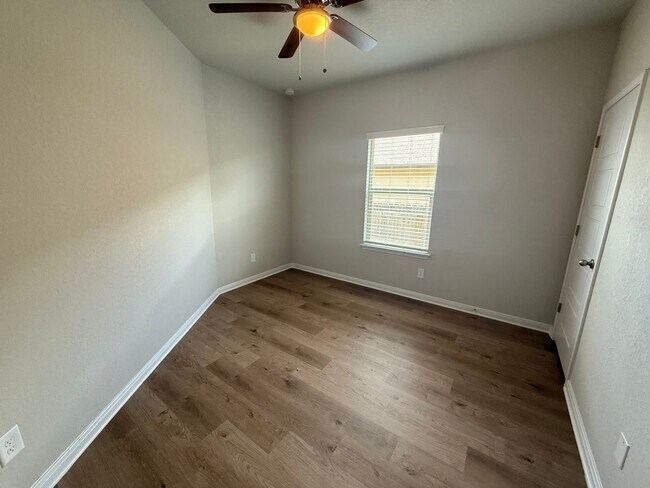 Building Photo - 3bd 2ba in Prime Location