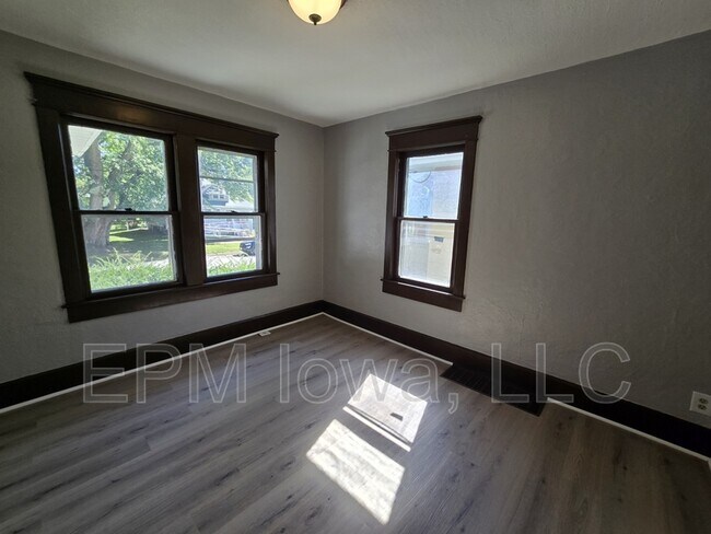 Building Photo - 124 Moir St