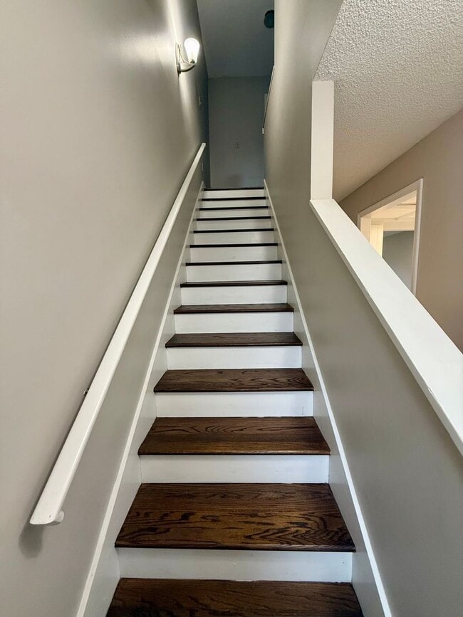Building Photo - 2 bed / 1.5 bath townhome in Oakwood