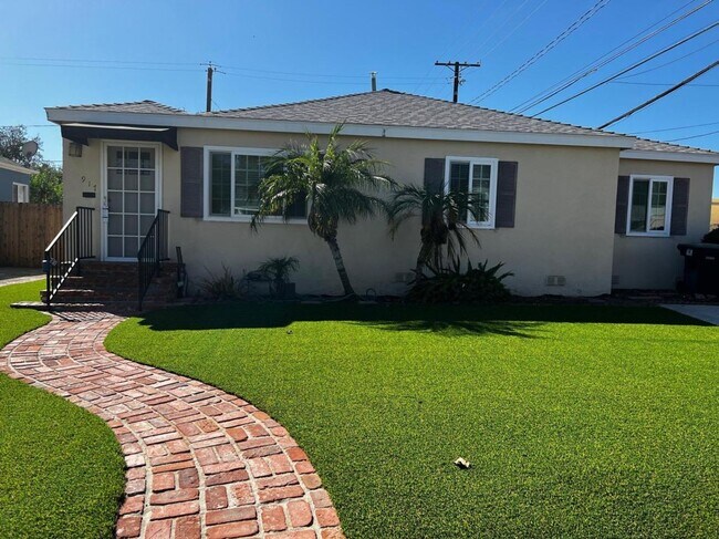 Building Photo - Classic Burbank Home