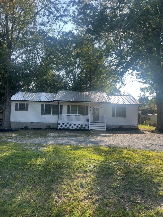 Building Photo - **MOVE-IN SPECIAL** $500 Off of 1st Month's Rent  Charming 3-Bed, 2-Bath Home in Prime Spotsylvan...