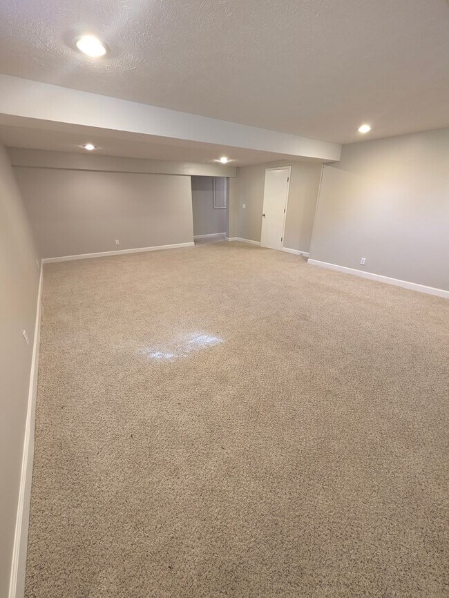 Building Photo - 1216 Robin Dr