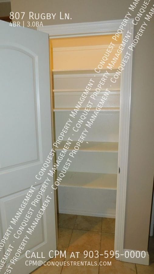 Building Photo - 807 Rugby Ln