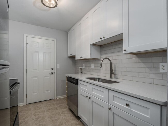 Building Photo - REMODELED 1 BD 1 BT WEST CHARLOTTE LOCATION!