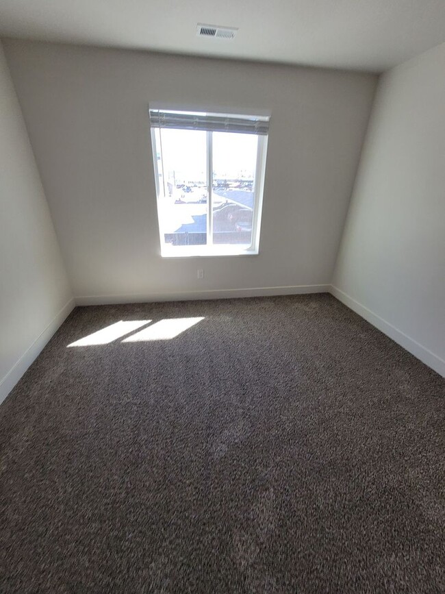 Building Photo - 2 Weeks Free Rent in May! West Haven 3 bed...