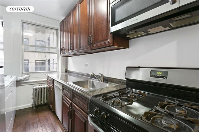 Building Photo - 1664 3rd Ave