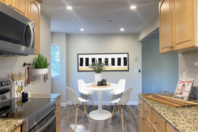 Building Photo - Stunning 2 bed 2 bath Condo In San Carlos Move In Special*