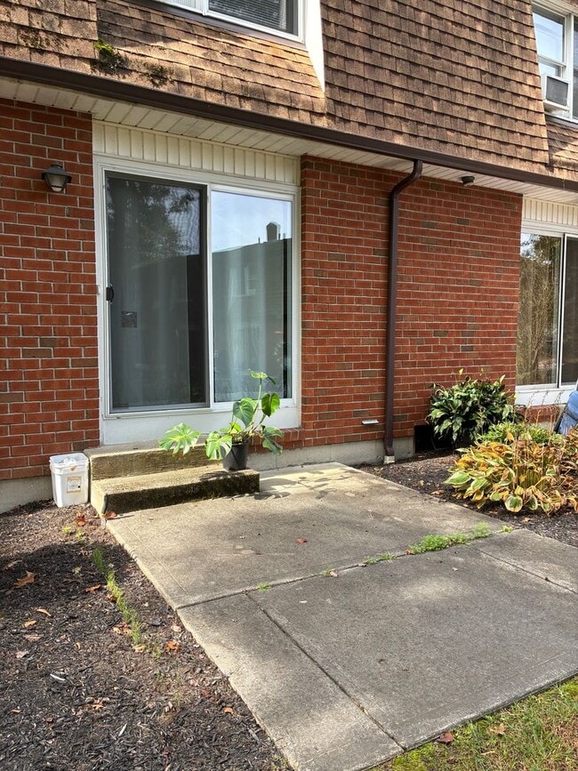 Building Photo - Wonderful 2 bedroom townhouse with heat included!