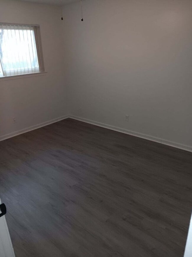 Building Photo - Updated Two bedroom, one bathroom close to shopping and schools!