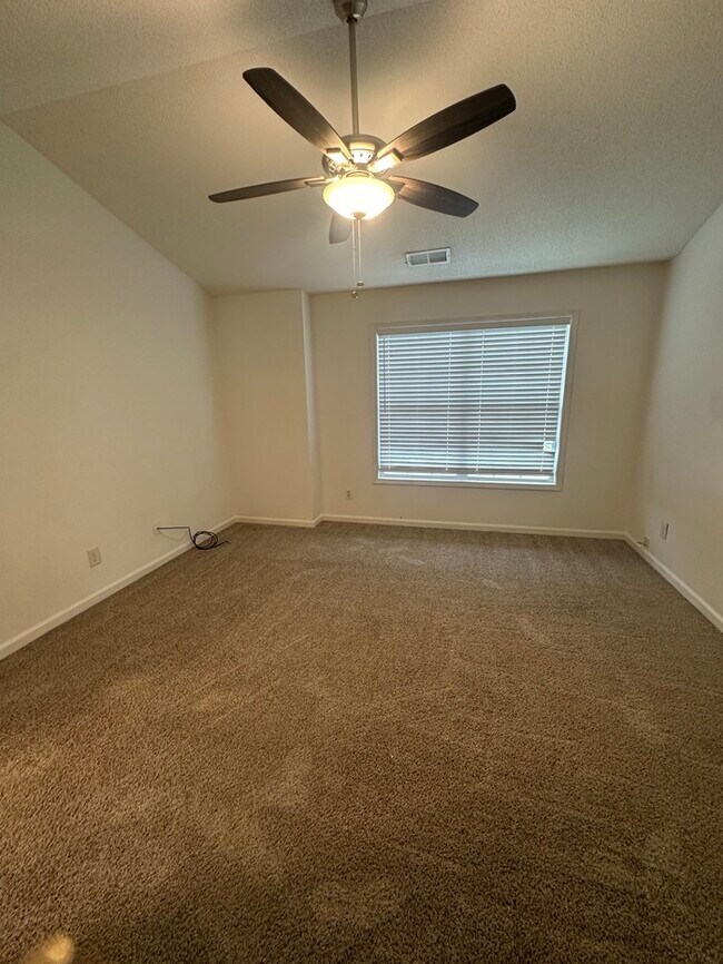 Building Photo - 105 Crestfield Cir