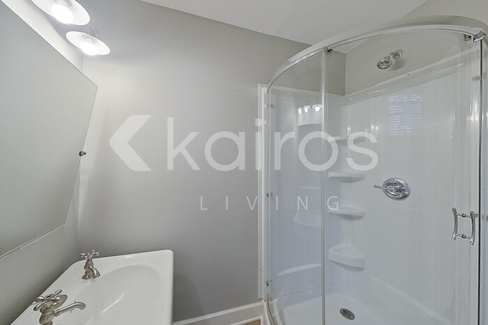 Building Photo - 2319 Applewood Dr