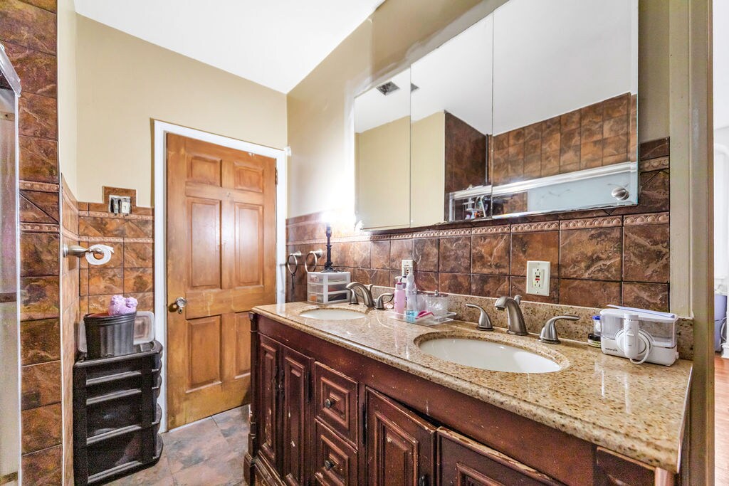 Building Photo - 817 Ashbourne Rd