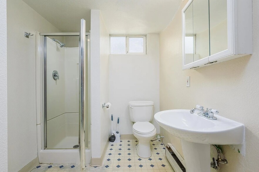 Building Photo - 2202 Orchard Ave